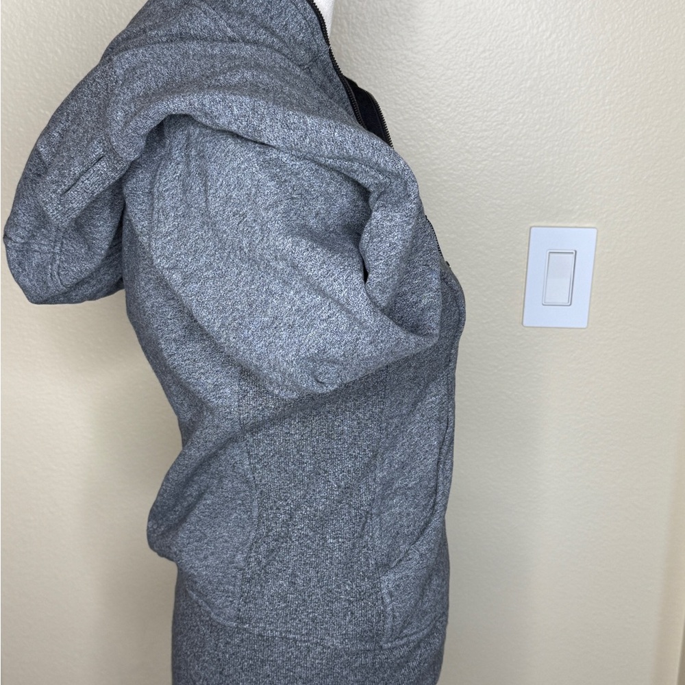 Lululemon Scuba Full-zipped Hoodie in a heathered grey like new. - Picture 3 of 6